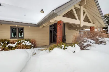 Golf course condo with WiFi, fireplace - access to pool & hot tub