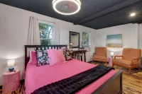 Dual Houses with Full Kitchens and Fenced Yard - Charming Retreat 塔拉哈西住宿飯店