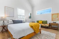 Private Patio and Modern Kitchen for Groups - Stylish Haven Hotels in Montopolis