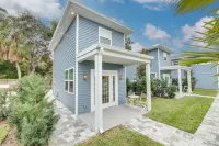 Shared Pool and Culinary Kitchen Retreat - Charming Cozy Escape Hotels near Honeymoon Island State Park