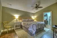 Charming Cottage with Spacious Deck and Modern Kitchen - Quaint Getaway Hotels in Blue Ridge