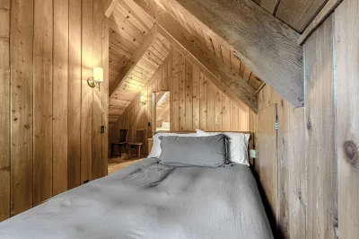 Dog-friendly cabin near lake with large deck and great location