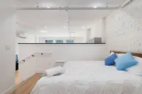 Cozy, Retro Gaming Retreat - WiFi, Central Location Christmas Tree Shops andThat!附近的飯店