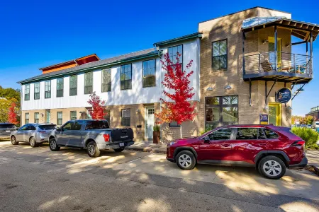 Stylish, dog-friendly condo with WiFi, board games, washer/dyer, & central AC