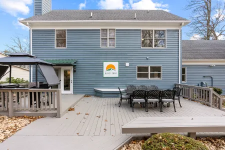 Private Hot Tub and Spacious Deck - Luxurious Tranquil Retreat