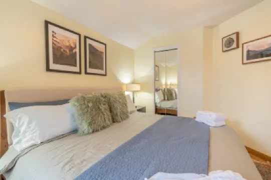 Hot Tub, Gas Grill and Scenic Mountain Views - Idyllic Retreat Hotels in 