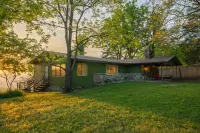 Spacious Deck Overlooking Breathtaking Views - Charming Cottage