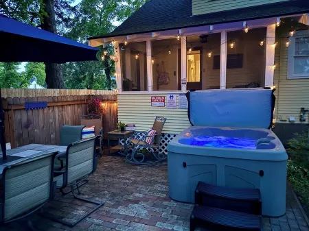 Historic Home- Walk to Downtown- Hot Tub- Kids Themed Room-Playhouse- Arcade