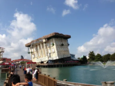 Contemporary, 2-Bedroom Cottage, 2 Blocks to Beach,  Pool Front, Free WIFI