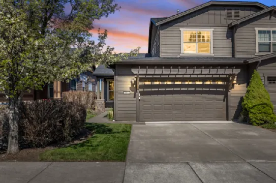 Mountain Views and Stylish Comfort - Alluring Bend Retreat