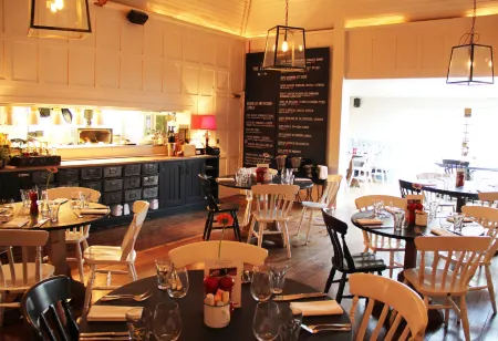 Bel and the Dragon-Cookham Отели в г. Бурн-Энд