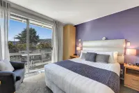 Tides Hotel Hotels in Nelson