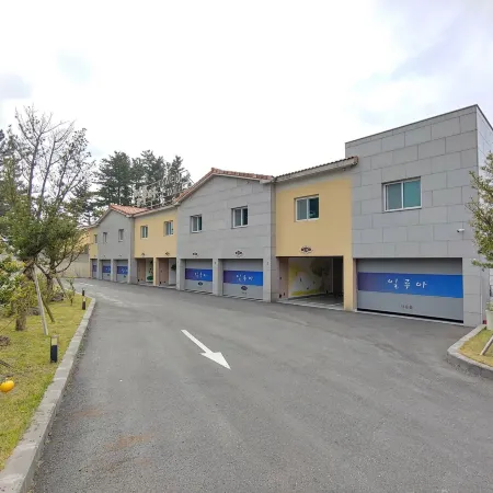 Jeju Ilua Hotel Отели рядом с достопримечательностью «Храм Кымсундан»