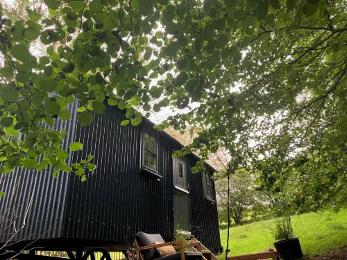 Shepherd's Hut - Sleeps 2 - Pet Friendly - Parking