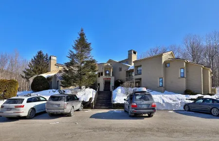 Skiers! Fox Hollow 2Br/2ba Condo. Across from Pico, Minutes to Killington 2 Bedroom Condo Отели в г. Ратленд