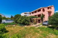 舒適公寓 Malina C6 臥室 8 Camping Strasko附近的飯店