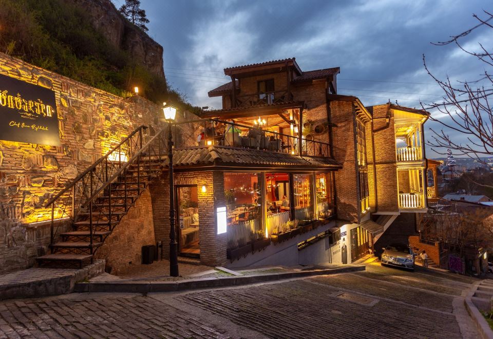 시타델 나리칼라 호텔의 아름다운 야경