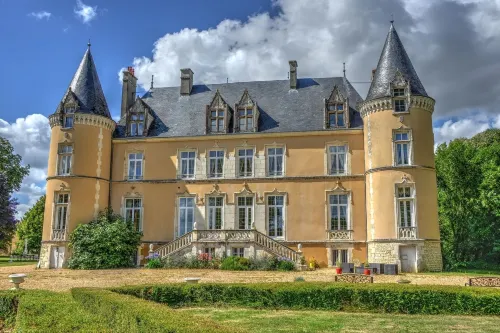 Château de Blavou Hôtels à : Préaux-du-Perche