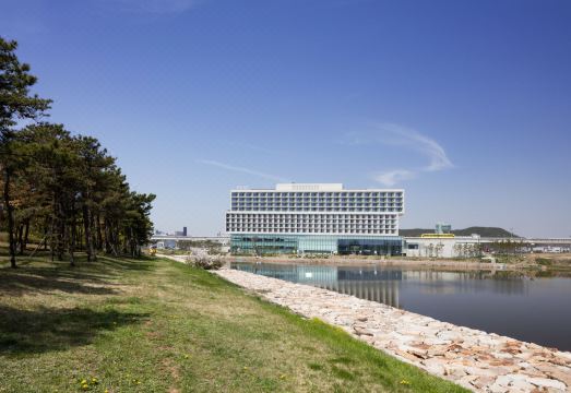 네스트 호텔의 세련된 외관과 자연 경관