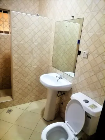 Vacation Inn Hotel Отели рядом с достопримечательностью «Университет Докса Опен в Абро Медия Кампус»