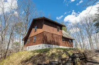 Dudley III by AvantStay Cosy Mountain Home w Hot Tub Great Views