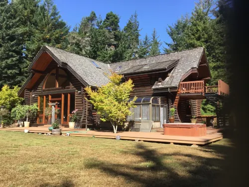 Redwood Log Cabin - 2-Star