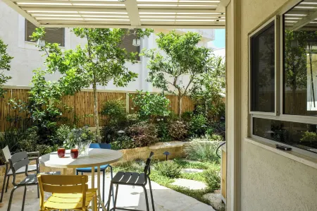 Luxurious Family Three Story House by Sea N Rent