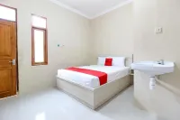 RedDoorz Near Balekambang City Park Hotels in Banjarsari