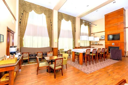 Hampton Inn & Suites College Station/US 6-East Bypass Отели в г. Бразос