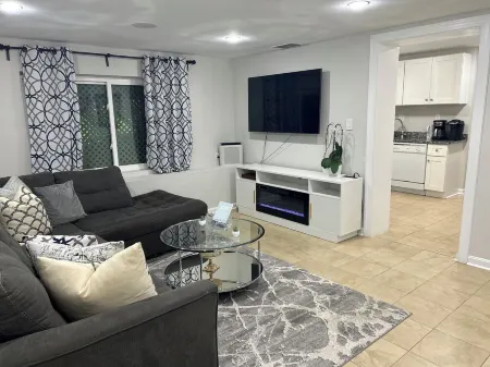 Exclusive Escape- 1 mile to metro w/ FULL kitchen!