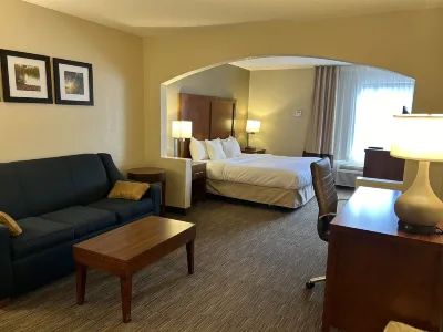 Comfort Inn & Suites Oxford South Hotel dekat Oxford Downtown Mall