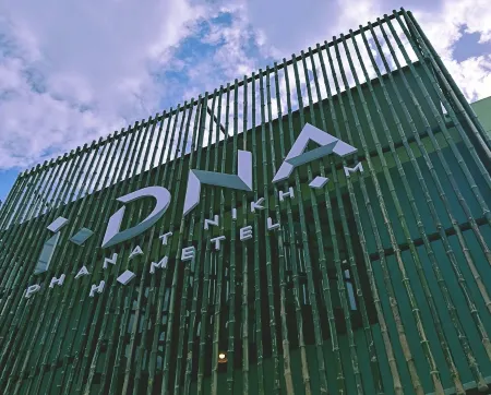 I-DNA PhanatNikhom Hometel Отели рядом с достопримечательностью «Wat Kaew Noi»