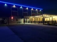 Gibbons Hotel &Tavern Hotels near Red Apple
