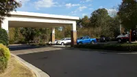 Hampton Inn Commerce - parking