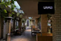 Central Brunswick Apartment Hotel - Parking