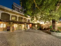 WelcomHeritage Mani Mansion Hotels near Paldi