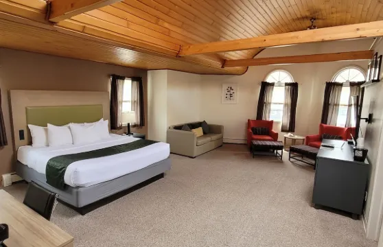 彩巖戴斯套房酒店