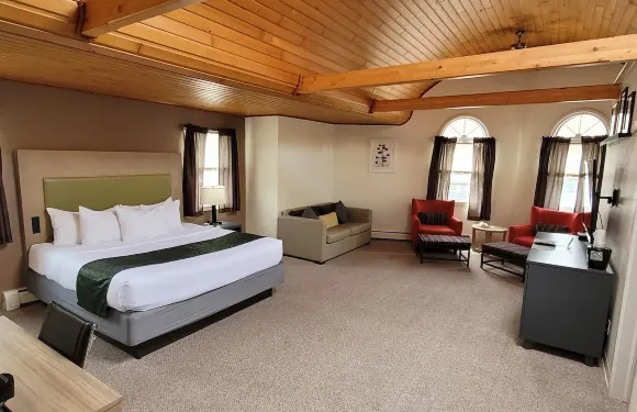 彩巖戴斯套房酒店