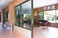 โรงแรมเพลินใจ