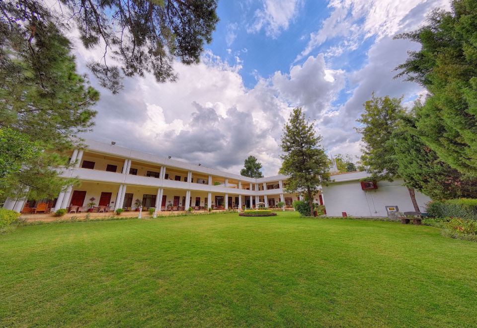 스와트 세레나 호텔의 야경 또는 휴식 공간