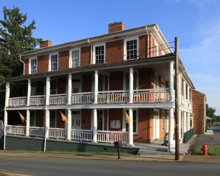The Lafayette Inn & Restaurant Hotels in Greene County