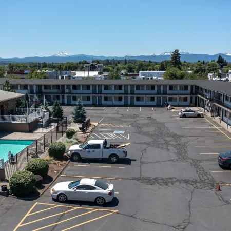 Bend Inn & Suites