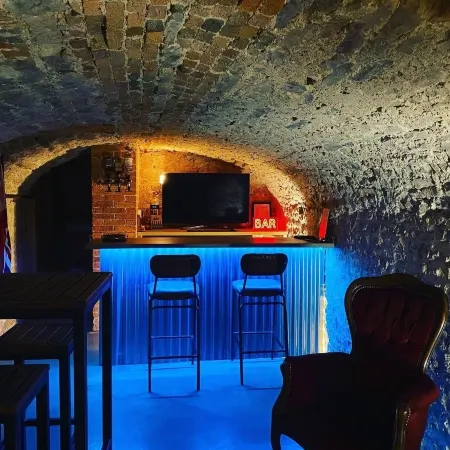 Luxury House Sleeps 14 with Secret Bar Near Bath