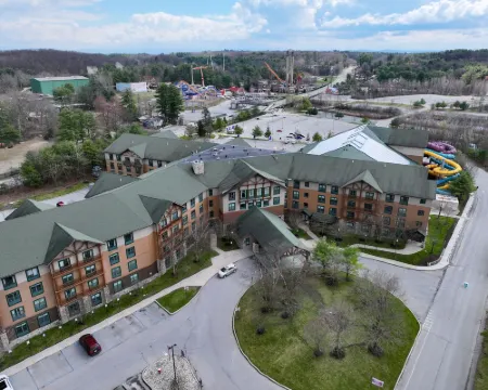 シックス フラッグス グレート エスケープ ロッジ & インドア ウォーターパーク クイーンズベリーのホテル