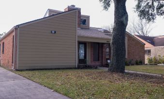 3Bdrm 2.5Bath 6Beds - Pool House