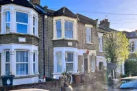 The Leyton Midland Crib - Cozy 2Bdr Flat with Study Room + Garden Hotels near Leyton Orient FC