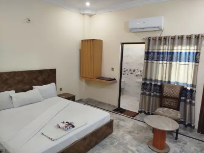 Hotel Crown Plaza Hotel di Shah Faisal Town