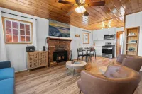 Blue Skies- Modern Cabin Near Slopes w Fireplace