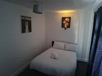 4 Bed House - Sleeps 8 - Parking - Wifi Hotels in 