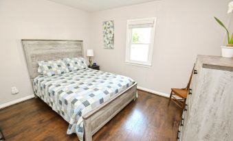 10 min Walk to ND Stadium 1820